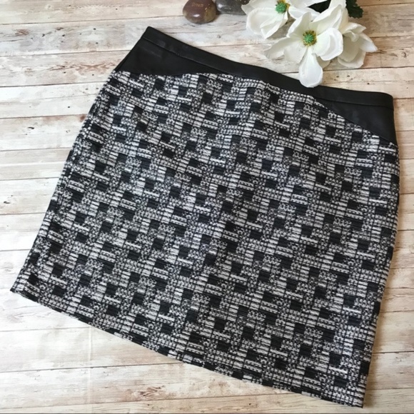 Ann Taylor Dresses & Skirts - Ann Taylor Black White Tweed Mini Skirt Size 14